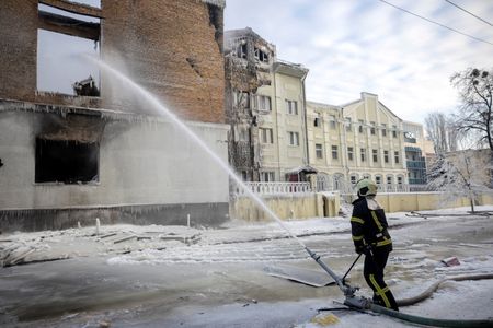 　１月１３日　ウクライナ当局などによると、ロシア軍は１３日未明、首都キーウ（キエフ）と北東部にある第２の都市ハリコフに今年最も激しいミサイル攻撃を行い、ハリコフでは４人が死亡した。写真は１２日、キーウで撮影（２０２６年　ロイター／Thomas Peter）