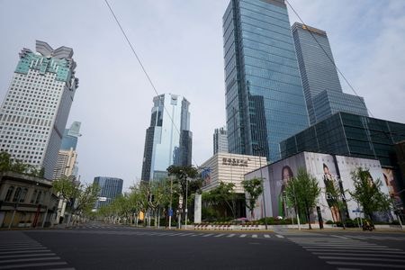 　高収入の中国の金融業界関係者が大幅な給与カットに直面していることが関係筋の話で明らかになった。政府が推進する「共同富裕」に国有金融機関が歩調を合わせていることが背景にある。上海のビジネス街で４月１６日撮影（２０２２年　ロイター/Aly Song）
