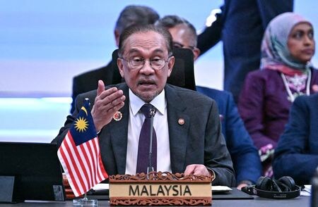 　マレーシアのアンワル首相（写真）は、中部パハン州に６億リンギ（１億４２００万ドル）を投じて建設されるスーパー磁石製造施設が同国のレアアース（希土類）部門の強化につながると述べた。国営ベルナマ通信が１日に報じた。クアラルンプールで１０月代表撮影（２０２５年　ロイター）