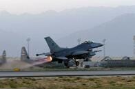 米軍、アフガニスタン主要拠点から撤収　米史上最長の戦争に終止符