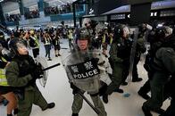 デモ終息見えぬ香港で警察の士気低下　中国本土の武装警察出動の可能性も