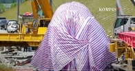 中国が建設するインドネシア高速鉄道で脱線事故　事故車両にカバーかけ証拠隠滅？