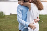 【動画】後ろの川で犬が...プロポーズ成功シーンを記録したカップルの幸せ映像に映り込んだ「それどころじゃない瞬間」