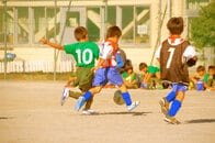 酷暑の夏、小学生に水分補給や保冷材も与えず走らせる少年スポーツの根性論とは