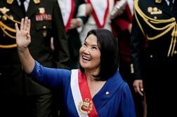 ケイコ・フジモリ氏、ペルー初の女性大統領に就任　中南米の右傾化広がる