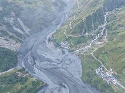 ネパール土石流で5人不明、住宅・橋など流される　避難呼びかけ