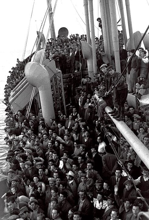 1948年5月のイスラエル建国時に、欧州を逃れてイスラエルに向かう船に乗ったユダヤ人移民の群衆