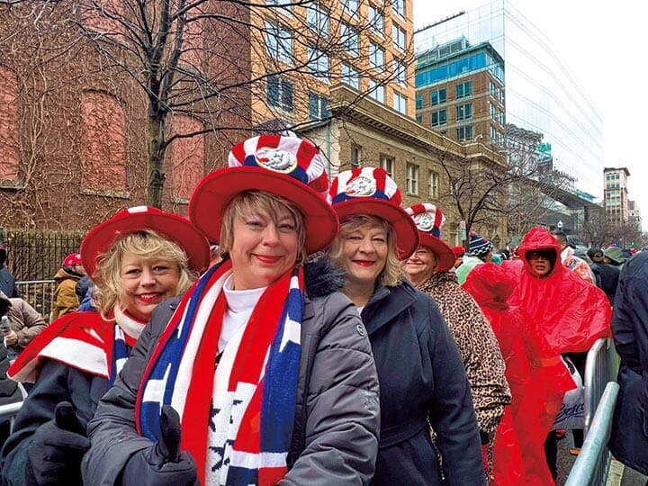 勝利集会の長蛇の列に並ぶトランプ支持者