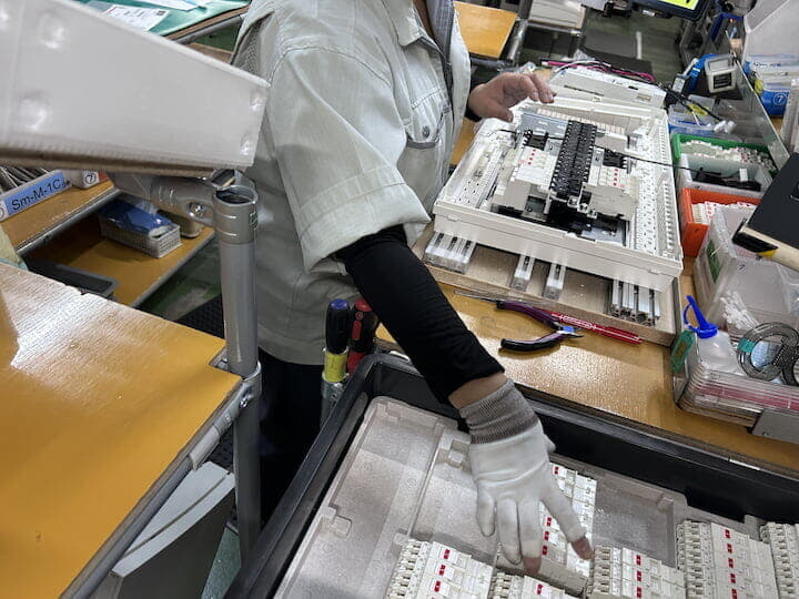 瀬戸工場での住宅分電盤組み立て風景