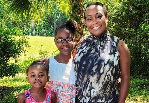 米サウスカロライナ州チャールストンでバーテンダーとして働いていたシャナ・スウェインさん2人の娘。解雇される以前は、毎晩、客に料理を提供し、「マンハッタン」「コスモポリタン」といったカクテルを作っていた。サウスカロライナ州チャールストンで撮影(2020年　ロイター/Dianne Swain提供)