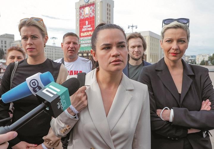 反政府派のリーダー、チハノフスカヤ（中央）は隣国に VASILY FEDOSENKOーREUTERS