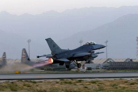 ７月２日、米国防当局者はアフガニスタンに駐留する米軍と北大西洋条約機構（ＮＡＴＯ）軍が主要拠点のバグラム空軍基地から撤収したと明らかにした。バグラム基地で２０１７年８月撮影（２０２１年　ロイター/Josh Smith）