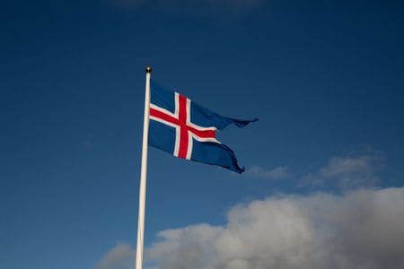 　人権などの問題に取り組む国際機関、欧州評議会は５月１６日、アイスランドで開いた首脳会議で、ロシアにウクライナ侵攻の責任を問う方針を表明し、ロシア軍が与えた損失と損害を記録する枠組みを発表した。写真はアイスランドの国旗。２０１９年９月、同国のシンクベトリル国立公園で撮影（２０２３年　ロイター/Chris Helgren）
