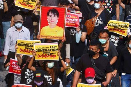 ミャンマーで２日、国軍の支配に抗議するデモが各地で行われ、地元メディアによると、治安部隊の発砲により８人が死亡した。この日のデモは「世界的なミャンマーの春の革命」と題し、世界各地のミャンマー人社会によるデモと合わせて行われた。写真は台湾の台北でのデモの様子（２０２１年　ロイター/Ann Wang）
