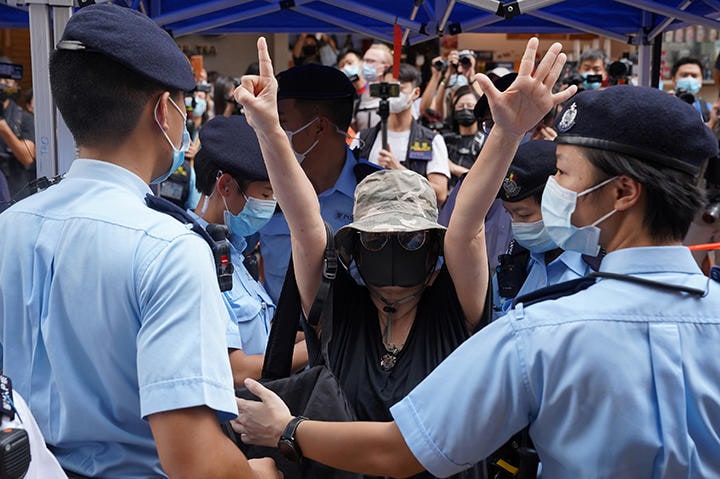 香港の次は台湾か（写真は7月1日、中国共産党建党100周年に抗議する香港女性と警察）　Lam Yik- REUTERS