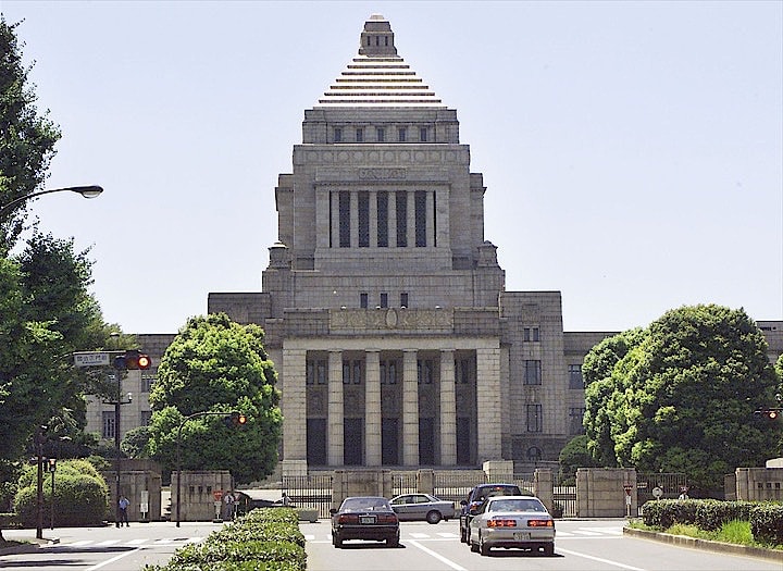 臨時国会では、外国人労働者の受け入れ拡大に向けた出入国管理法改正案が、与野党の対決構図となりそうだ。2000年8月撮影（２０１８年　ロイター/Toshiyuki Aizawa）
