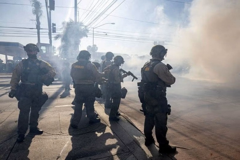 米カリフォルニア州ロサンゼルスで移民・税関捜査局（ＩＣＥ）の移民取り締まりに対する抗議活動が２日連続で行われたことを受けて、トランプ政権が派遣した州兵が８日、現地に到着した。ロサンゼルスのコンプトンで７日撮影（２０２５年　ロイター/Barbara Davidson）