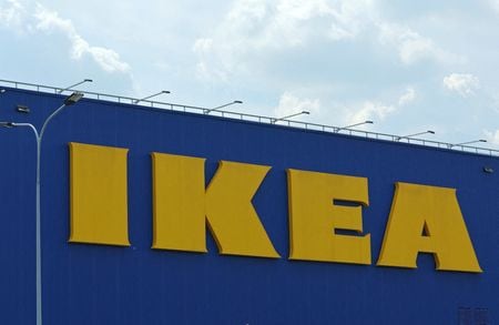 リトアニアの検察当局は３月１７日、首都ビリニュスにある家具大手イケアの店舗で昨年発生した火災について、ロシア軍情報機関が放火を画策したとし、同社のロゴがウクライナ国旗と同じ色を使っているため標的にされた可能性があると示唆した。２０２２年７月、モスクワで撮影（２０２５年　ロイター/Evgenia Novozhenina）