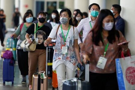 世界保健機関（ＷＨＯ）は６日、中国国内で確認された新型コロナウイルスの新たな感染者数が５日に初めて減少したと指摘しつつも、感染拡大がピークに達したと断言するのは時期尚早との認識を示した。バリ島で４日撮影（２０２０年　ロイター/JOHANNES CHRISTO）