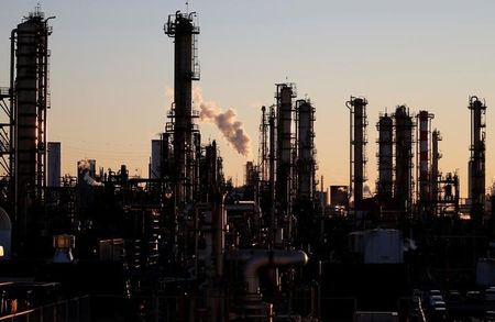 　６月２１日、ａｕじぶん銀行が発表した６月の製造業購買担当者景気指数（ＰＭＩ）は５０．１だった。写真は川崎市の京浜工業地帯で２０１７年１月撮影（２０２４年　ロイター／Toru Hanai）