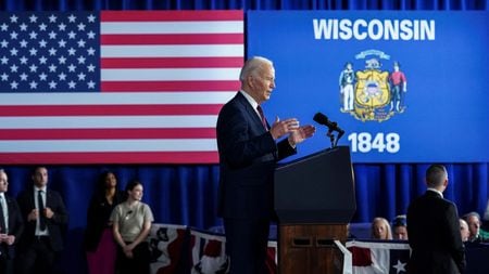 　米中西部ウィスコンシン州で４月２日に実施される民主党予備選では、イスラム組織ハマスとの戦闘を続けるイスラエルへのバイデン大統領（写真）の強い支持に対する反対運動が再び試される見通しだ。３月１３日、同州ミルウォーキーで撮影（２０２４年　ロイター/Kevin Lamarque）