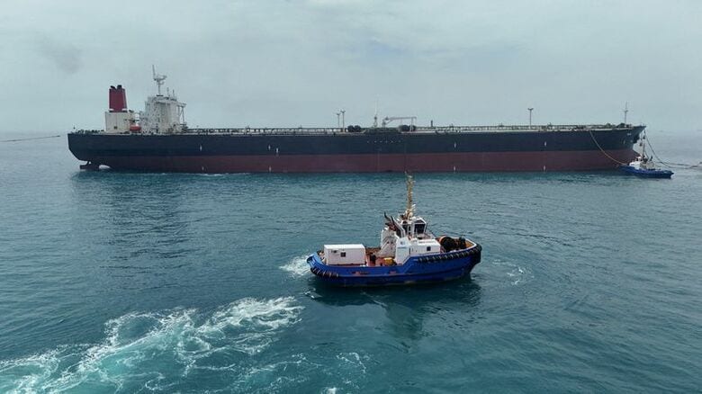 イラク・バスラ近郊の同国南部の沖合石油ターミナルに接岸した原油タンカー。４月撮影。REUTERS/Mohammed Aty/File Photo