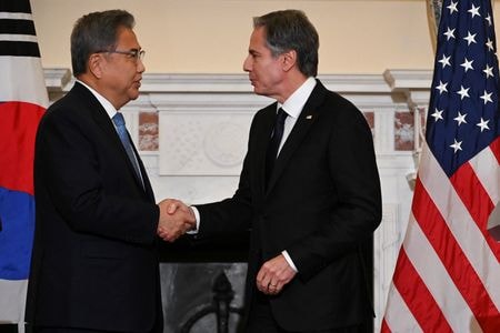 ６月１３日、ブリンケン米国務長官は米国は北朝鮮が７回目となる核実験を実施する可能性について引き続き懸念しているとし、同国が軌道修正するまで圧力をかけ続けると述べた。写真は同日、ワシントンで韓国の朴振（パク・ジン）外相と会談するブリンケン国務長官（２０２２年　ロイター／Roberto Schmidt）