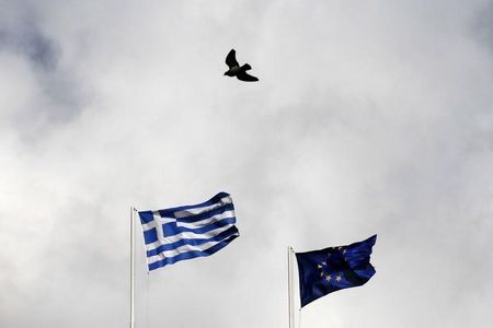１２月１０日、ギリシャは次回支援の獲得に向け一連の改革案で１１日に債権団との合意を目指していることがわかった。だが銀行の不良債権の取り扱いをめぐり交渉は難航している。写真は１月６日、アテネで（２０１５年　ロイター/Alkis Konstantinidis）