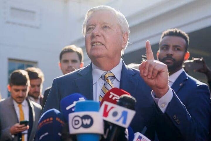 トランプ米大統領は２８日、ウクライナのゼレンスキー大統領とホワイトハウスで会談したが、ロシアへの対応などを巡り厳しい口論となり決裂した。米議員からは「無礼」「米国の恥」などさまざまな声が聞かれた。写真は共和党のグラハム上院議員（２０２５年　ロイター/Nathan Howard）