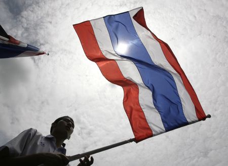 　１月２７日、タイ政府の報道官は、総事業費２９００億バーツ（８８億２０００万ドル）の航空都市開発計画が今年の早い時期に着工すると発表した。写真はタイの旗。サムットソンクラームで２００７年９月撮影（２０２３年　ロイター／Sukree Sukplang）