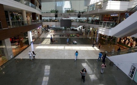 　１１月７日、フィリピン統計局が発表した第３・四半期の同国の国内総生産（ＧＤＰ）は前年同期比６．２％増と、ロイターがまとめたアナリストの予想中央値（６．０％増）を上回った。写真はマニラの商業施設で２０１６年３月撮影（２０１９年　ロイター／Romeo Ranoco）