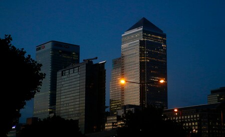 　７月７日、米ゴールドマン・サックスやＪＰモルガンなど主要投資銀行が、オズボーン英財務相との共同声明を発表し、ロンドンが国際金融センターの中心としての役割を継続できるよう支援すると表明した。写真はカナリーワーフの金融街、６月撮影（２０１６年　ロイター/Neil Hall）