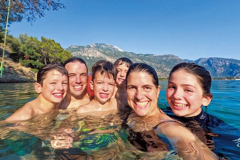 ルメイ（右から2人目）と夫は仕事を辞め、子供たちと旅に出た　EDITH LEMAY