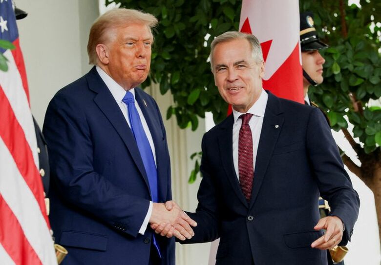 トランプ米大統領とカナダのカーニー首相。ワシントンのホワイトハウスで２０２５年１０月撮影。REUTERS/Evelyn Hockstein