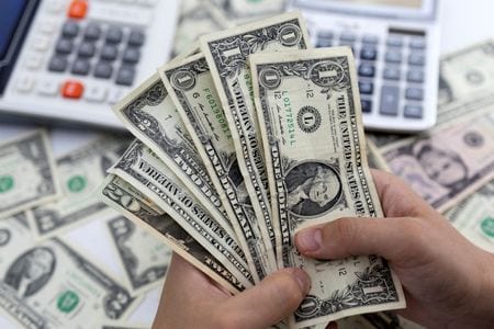 １５日終盤のニューヨーク外為市場でドル指数が下落した。米連邦準備理事会（ＦＲＢ）は１４─１５日に開いた連邦公開市場委員会（ＦＯＭＣ）でフェデラルファンド（ＦＦ）金利の誘導目標を７５ベーシスポイント（ｂｐ）引き上げるとともに、今後の景気減速と失業率上昇を予想した。写真は５月３０日撮影（２０２２年　ロイター/Dado Ruvic/Illustration）