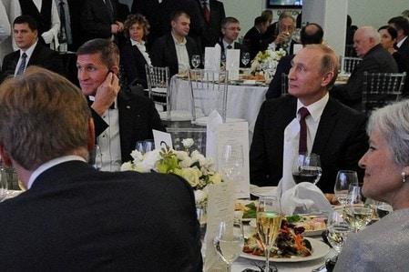 　２月１４日、１３日に辞任したフリン前米大統領補佐官（国家安全保障担当）とロシアとの接触を巡り、トランプ大統領はフリン氏がホワイトハウスに不完全な説明をしたことを数週間前から把握していたが、その時点では辞任要求は見送った。写真は２０１５年１２月ロシア・モスクワで行われたニュース専門局「ロシア・トゥデイ」の１０周年記念イベントで、隣同士に座るフリン前米大統領補佐官（写真左）とロシア・プーチン大統領（写真右）。スプートニク提供写真（２０１７年　ロイター）