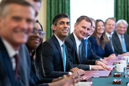 英紙テレグラフは１８日、９月に見込まれる英国の内閣改造について、スナク首相が規模を縮小しつつあると伝えた。写真は閣議に出席するスナク首相（中央）。２０２２年１０月、ロンドンで撮影（２０２３年　代表撮影）