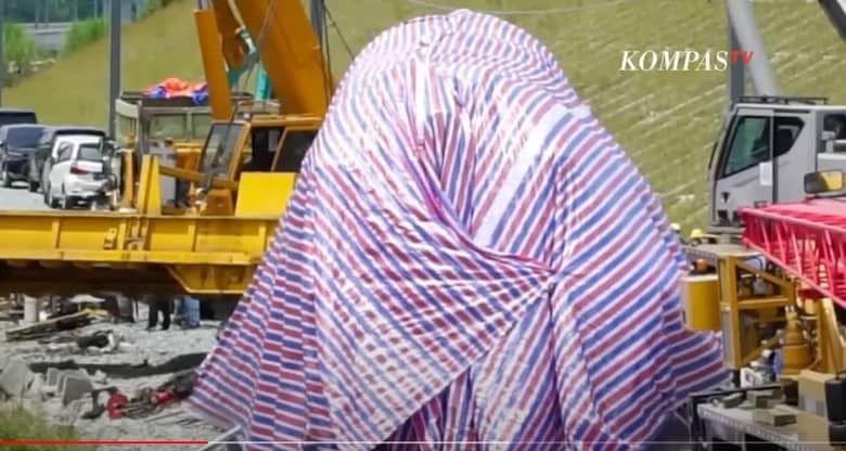 事故を起こした車両にはカバーがかけられ、証拠隠滅との声も……　KOMPASTV / YouTube