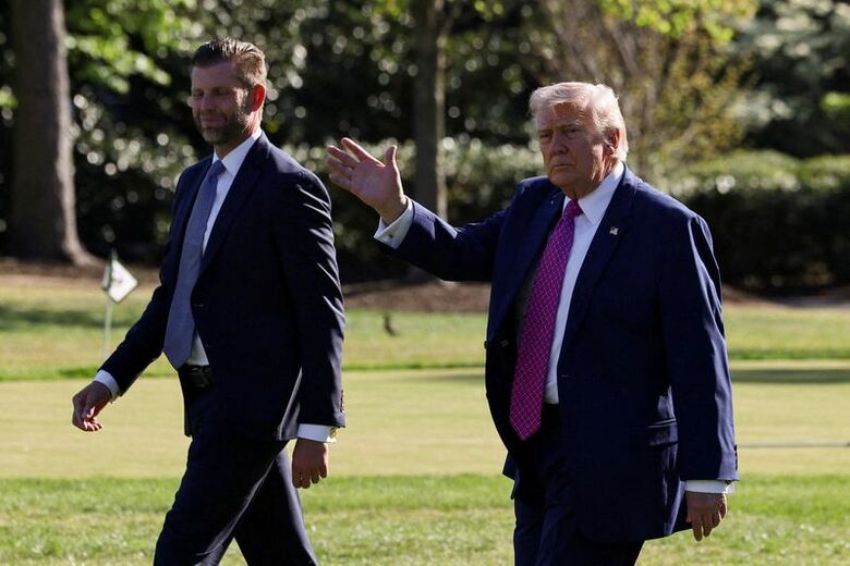 トランプ米大統領（右）と息子エリック・トランプ氏。４月１０日、ワシントンで撮影。REUTERS/Anna Rose Layden REFILE