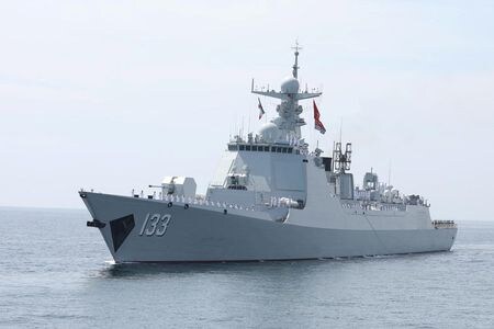 3月12日、イランのオマーン湾で行われた海軍合同演習中に航行する中国の軍艦。提供写真。Iranian Army/WANA (West Asia News Agency)