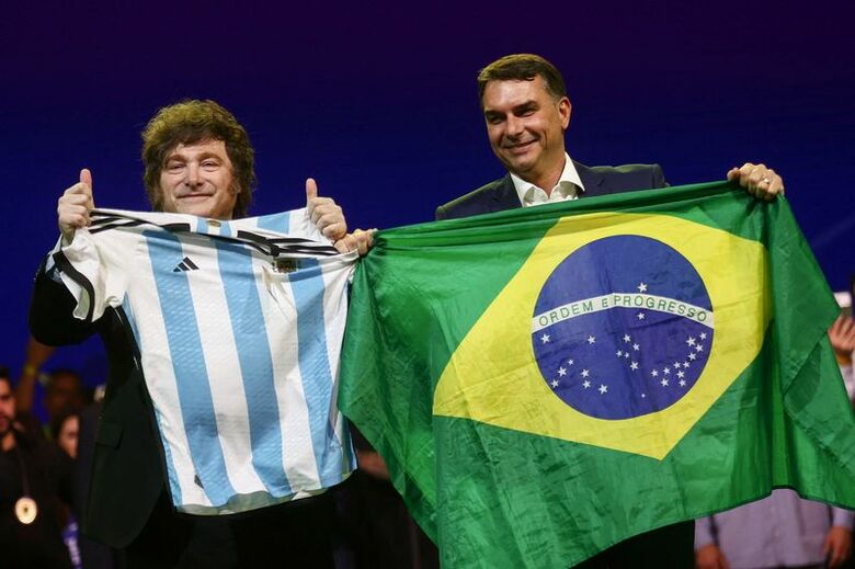 ７月２５日、サンパウロで集会に出席するフラビオ・ボルソナロ氏（右）とアルゼンチンのミレイ大統領と。 REUTERS/Jean Carniel