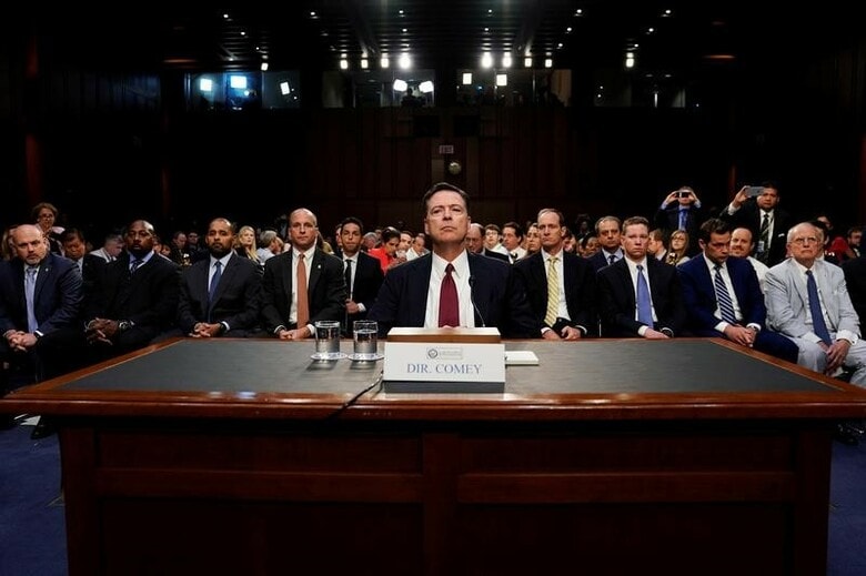６月８日、コミー米ＦＢＩ前長官（写真中央）は、上院公聴会で証言し、トランプ大統領に突如解任されたことについて同大統領を非難した。（２０１７年　ロイター/Jonathan Ernst）