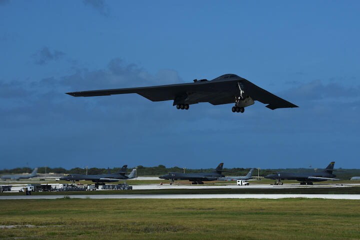 グアムのアンダーセン空軍基地を飛び立つB-2爆撃機　　U.S. Air Force/Airman 1st Class Gerald Willis/REUTERS