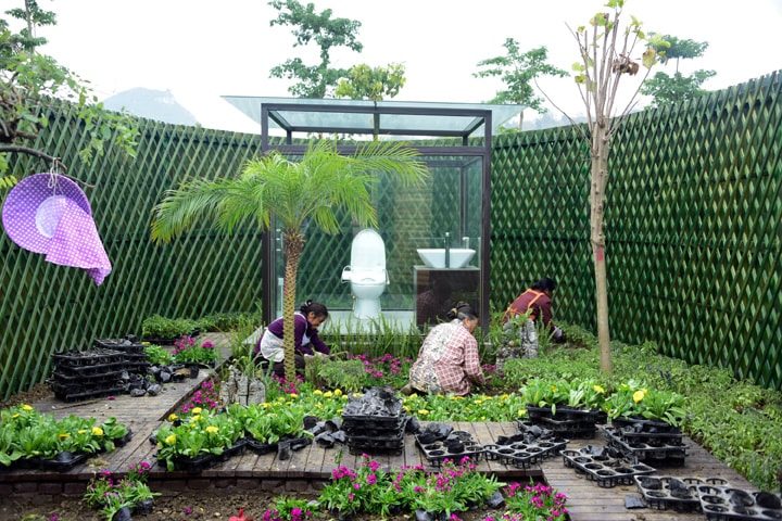 中国南西部貴州省安竜県の公園にあるのは、トイレと言うより花壇　REUTERS