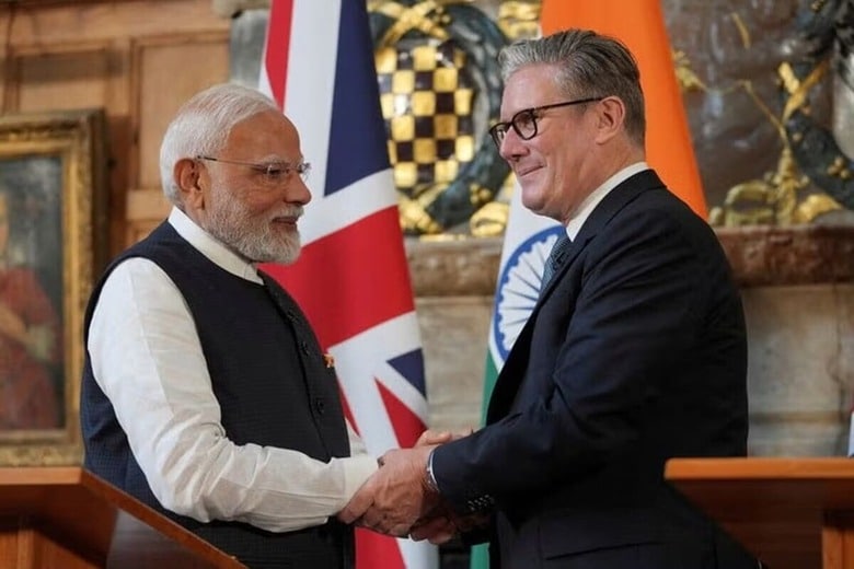 スターマー英首相と訪英中のインドのモディ首相は２４日、自由貿易協定（ＦＴＡ）に正式調印した。握手する両首脳、２４日の代表撮影（２０２５年　ロイター）