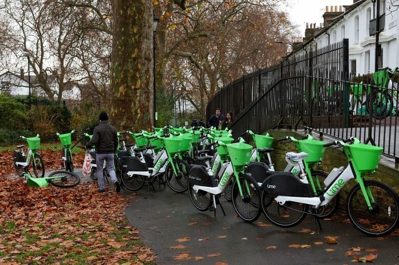 写真は電動キックボードシェアサービスのライムの自転車。2024年12月、ロンドンで撮影。 REUTERS/Kevin Coombs