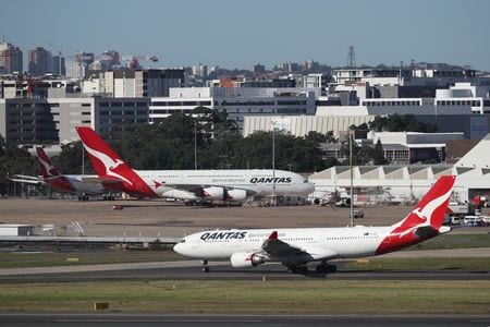 　豪カンタス航空が８月２６日発表した２０２１年度（６月終了）決算は、最終損失が前年から縮小した。また、新型コロナウイルスの世界的流行により運休している国際線について、ワクチン接種率が高い国向けの路線を１２月から再開する準備を進めていると明らかにした。２０２０年３月、シドニーで撮影（２０２１年　ロイター/Loren Elliott）
