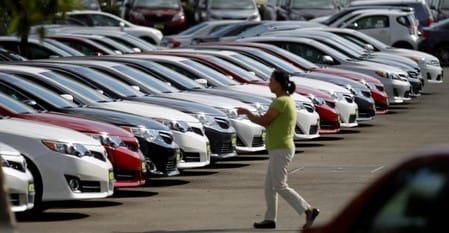 　７月１８日、米商務省が１９日に開く自動車輸入制限に関する公聴会で米自動車工業会（ＡＡＭ）は、輸入自動車・自動車部品に２５％の関税が導入されると、米国内で自動車販売価格が年間８３０億ドル上がり、数十万人の雇用が犠牲になると警告する見通しだ。カリフォルニア州のトヨタ車販売店で２０１２年１０月撮影（２０１８年　ロイター/Mario Anzuoni）