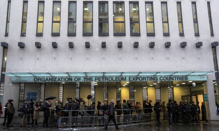 　１１月３０日、ＯＰＥＣは、協調減産の２０１８年末までの延長で合意した。ＯＰＥＣ本部前（２０１７年　ロイター／Heinz-Peter Bader）