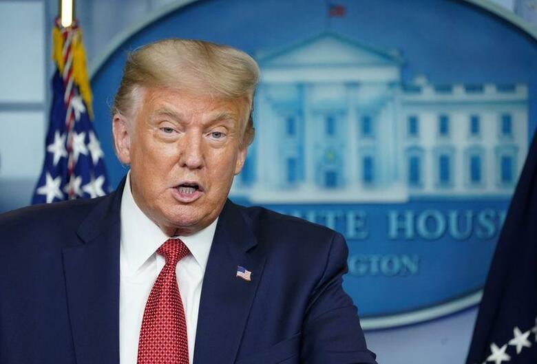 トランプ米大統領(写真)は8月11日、米バイオ医薬大手モデルナが開発中の新型コロナウイルスワクチンについて、1億回分の供給を受けることで同社と合意したと発表した。ホワイトハウスで10日撮影(2020年　ロイター/Kevin Lamarque)